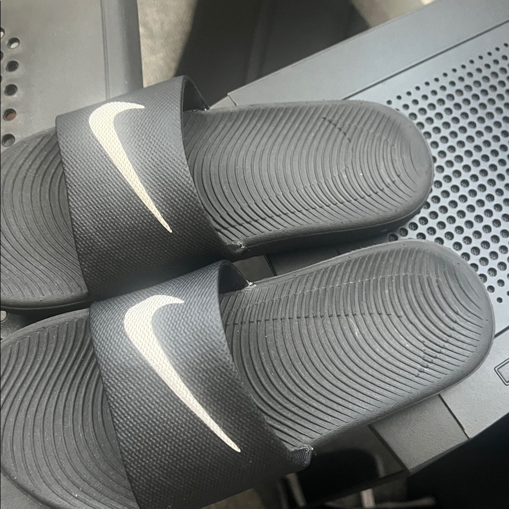 Kids Nike Slides - Picture 4 of 4